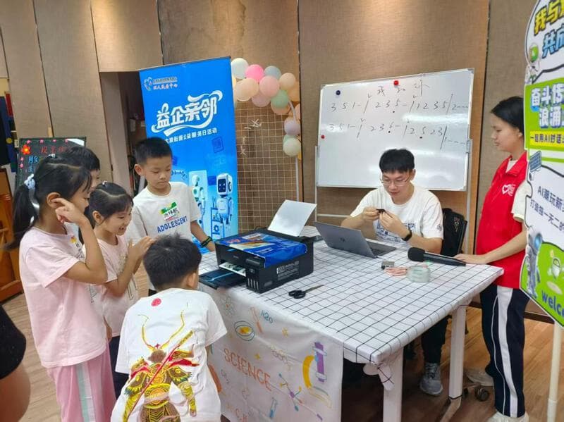 大浪街道未来创客日:青少年以 AI 文创致敬教师节