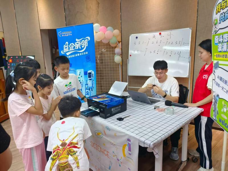 大浪街道未来创客日：青少年以 AI 文创致敬教师节